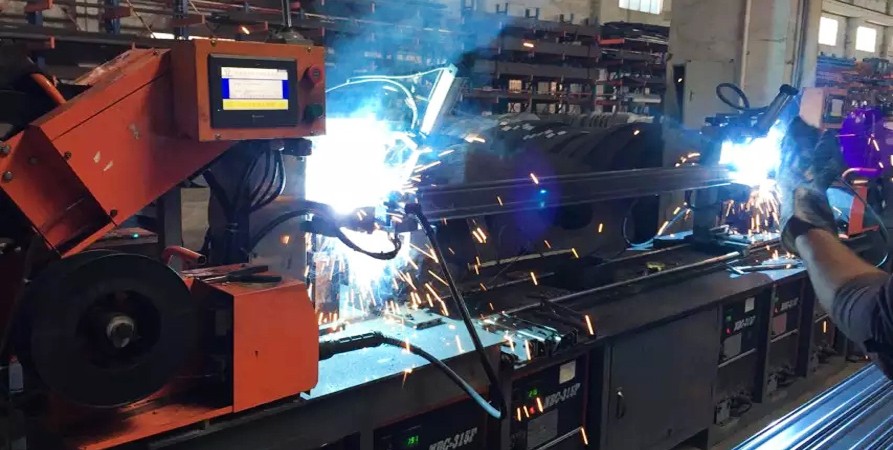 重型货架生产自动焊接机器人